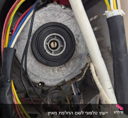 חוטי חשמל צבעוניים ומנוע במזגן